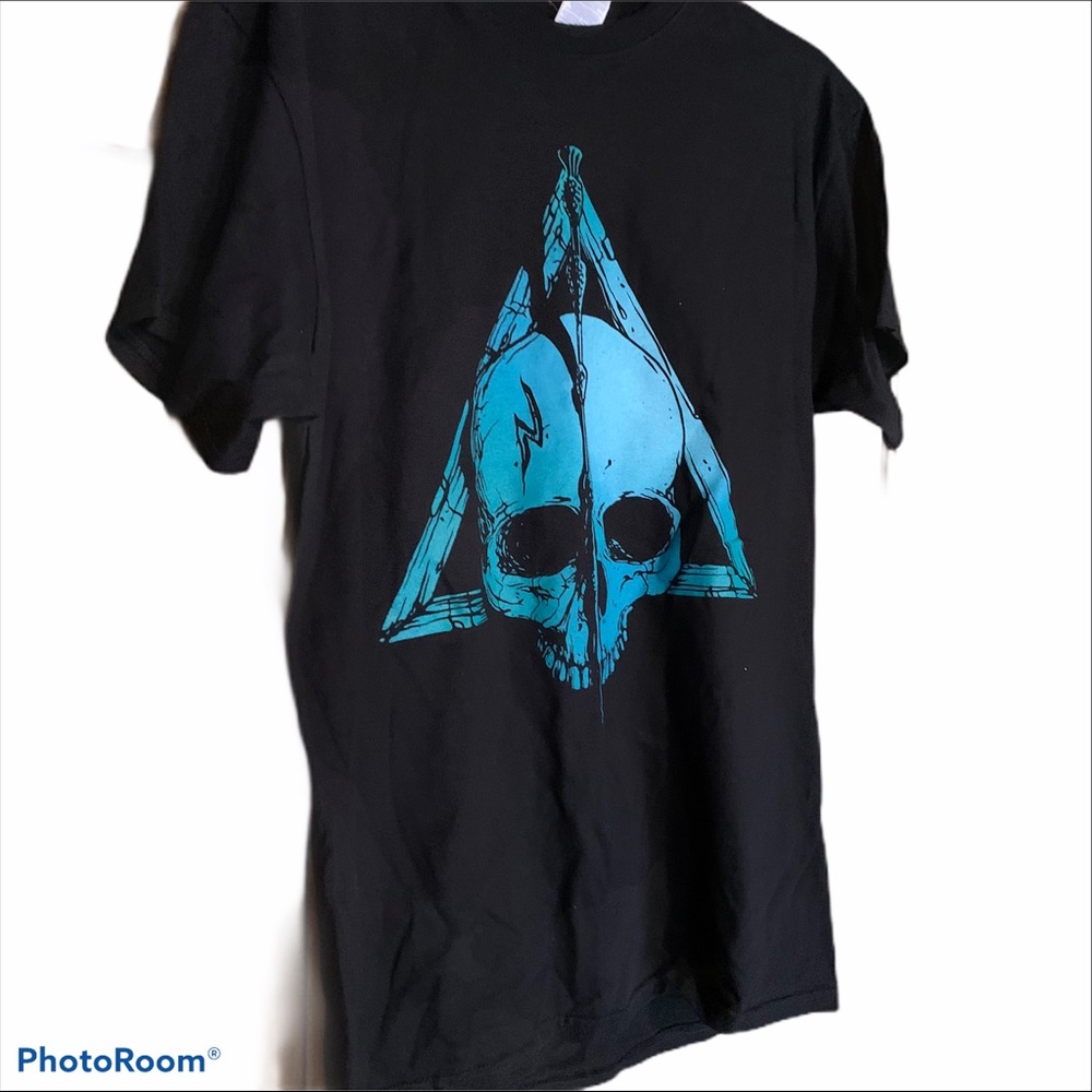 Men’s size medium black t-shirt with blue skull